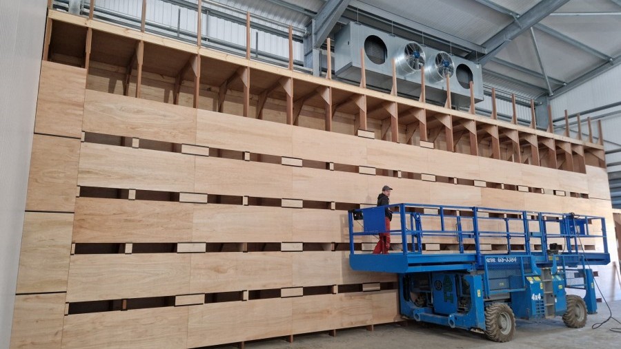 Onion drying positive ventilation wall during construction